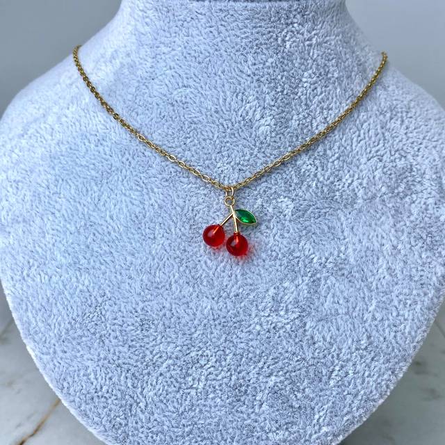 COLLAR ACERO DORADO - CEREZA TRANSLUCIDA CON CUBIC VERDE
