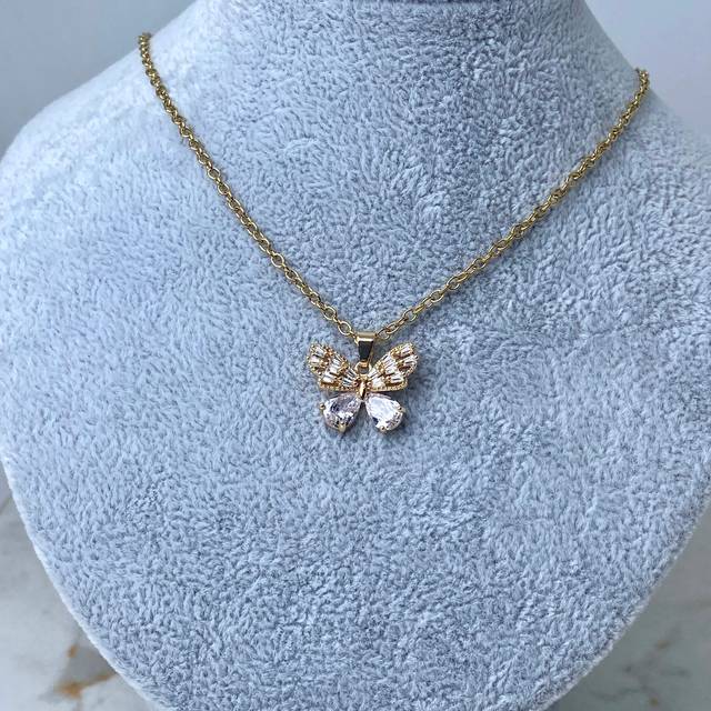COLLAR ACERO DORADO - MARIPOSA CON MICROCRISTALES BLANCOS