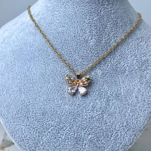 COLLAR ACERO DORADO - MARIPOSA CON MICROCRISTALES COLORES