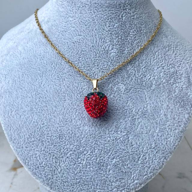 COLLAR ACERO DORADO - FRUTILLA INFLADA CON MICROCRISTALES ROJOS Y VERDES