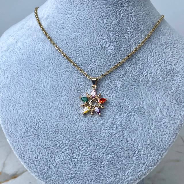 COLLAR ACERO DORADO - ESTRELLA CON CUBICS COLORES Y LUNA EN EL CENTRO