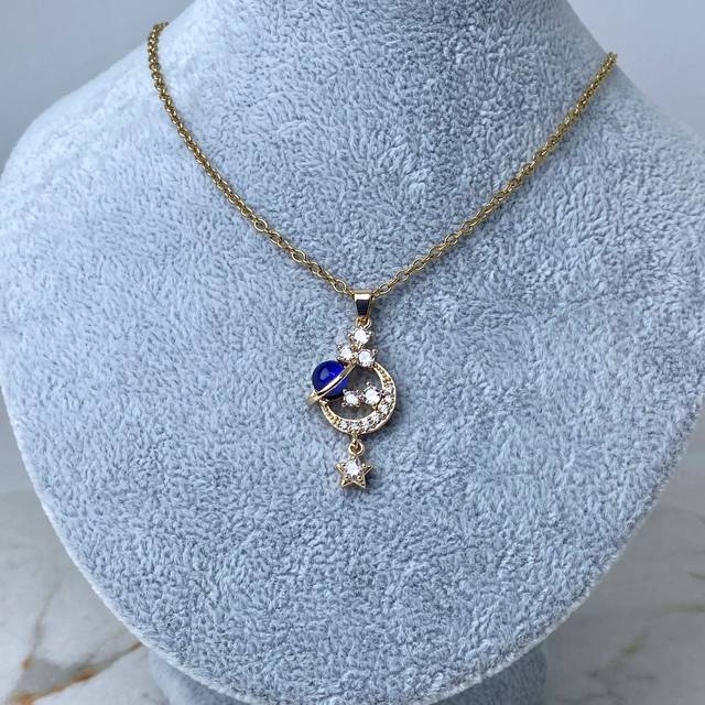 COLLAR ACERO DORADO - LUNA Y ESTRELLA CON CRISTALES Y OPAL AZUL MOD 2
