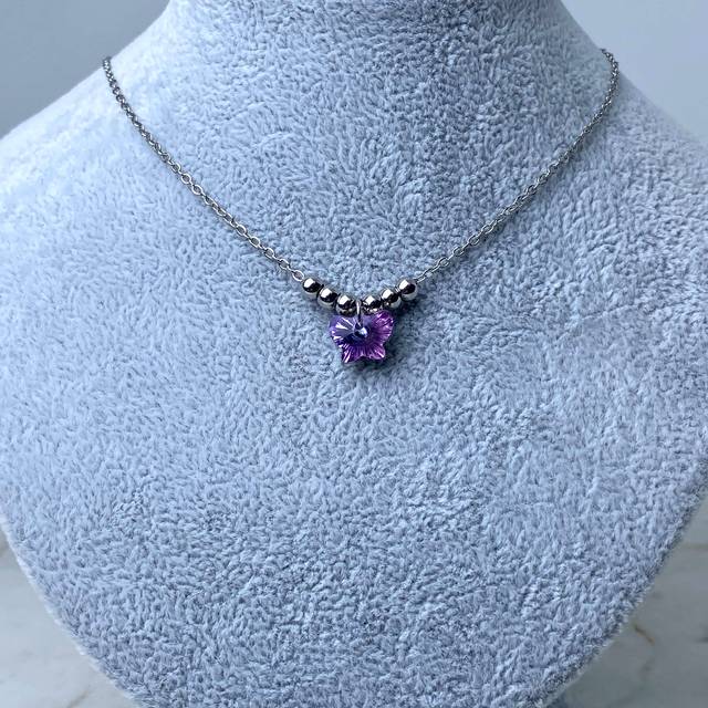 COLLAR CON BOLITAS - MARIPOSA TORNASOL VIOLETA