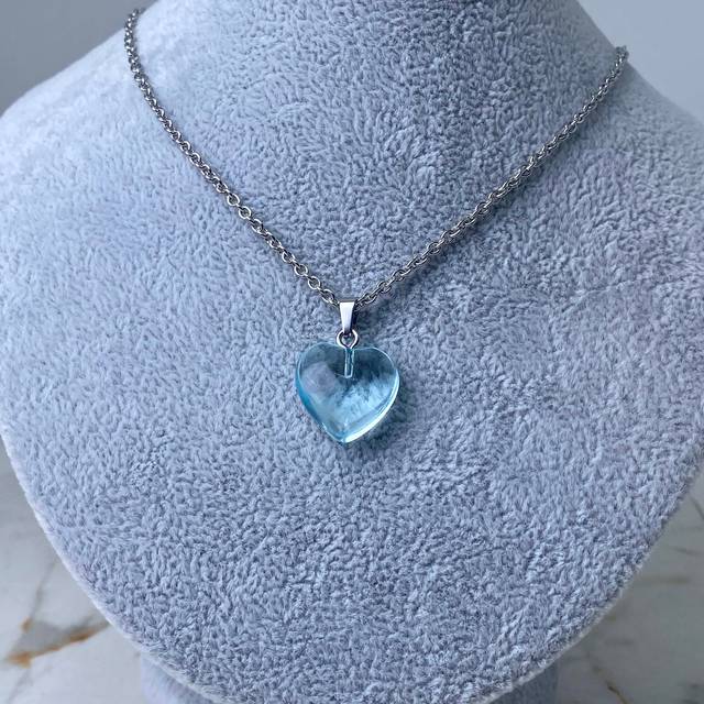 COLLAR CON DIJE CRISTAL TRANSLUCIDO - CORAZON CELESTE