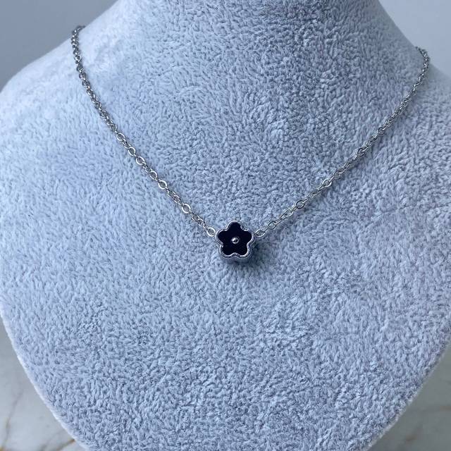 COLLAR - FLOR MACIZA NEGRA PASANTE