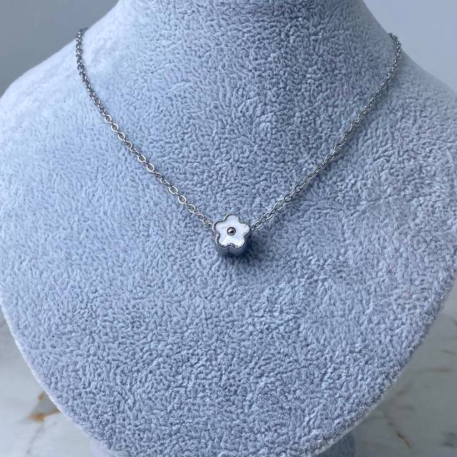 COLLAR - FLOR MACIZA BLANCA PASANTE