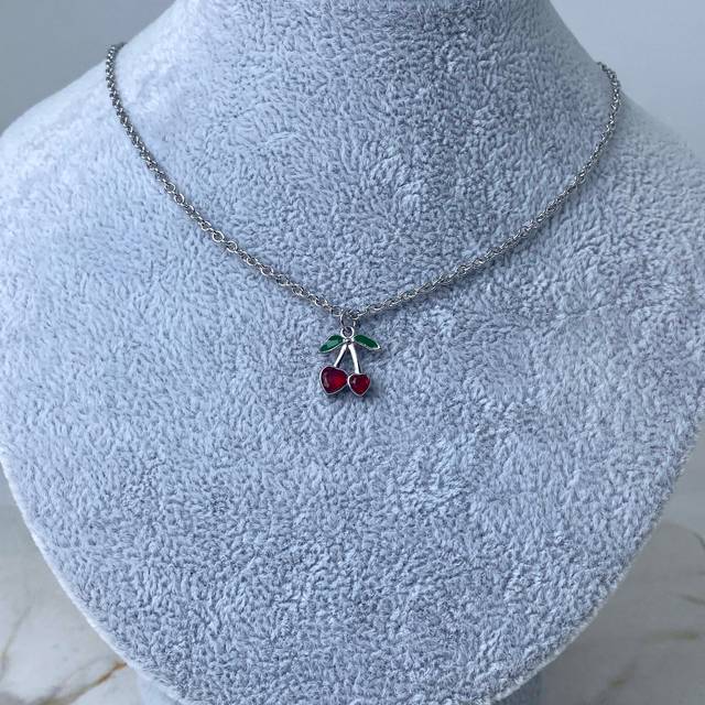 COLLAR CEREZA CON 2 CUBICS ROJOS FORMA CORAZON