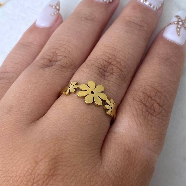 ANILLO ACERO DORADO 3 MARGARITAS LISAS