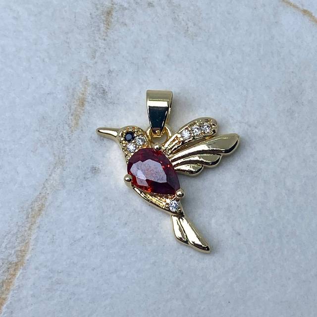 DIJE ACERO DORADO COLIBRI CON CUBIC ROJO