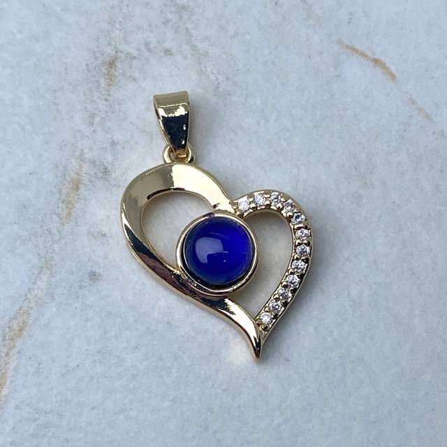 DIJE ACERO DORADO CORAZON CURVO CON MICROCRISTALES Y OPAL AZUL