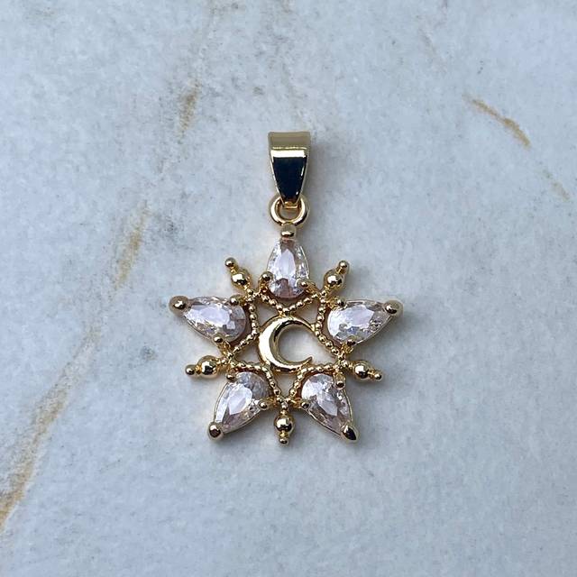 DIJE ACERO DORADO ESTRELLA CON CUBICS BLANCOS Y LUNA EN EL CENTRO