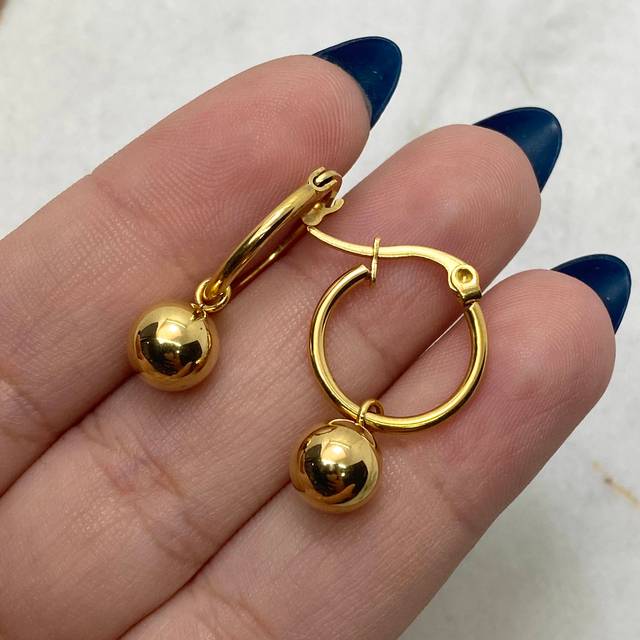 ARGOLLA ACERO DORADO CON BOLITA COLGANTE MEDIANA