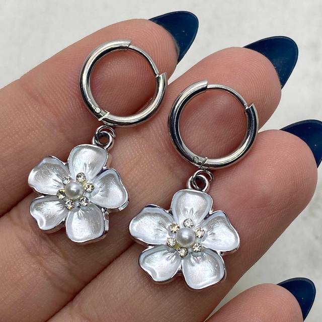 ARGOLLA BISAGRA - FLOR BLANCA CON PERLA