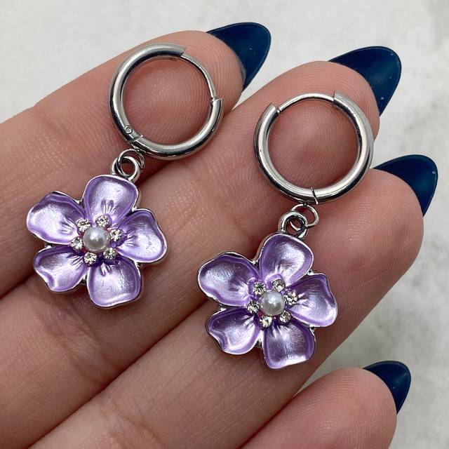 ARGOLLA BISAGRA - FLOR LILA CON PERLA