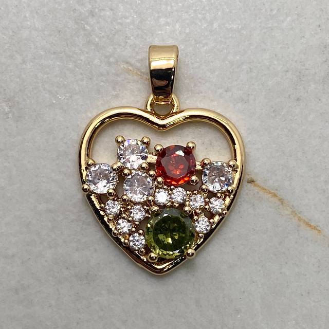 DIJE ACERO DORADO CORAZON CON MICROCRISTALES Y CUBICS ROJO/VERDE