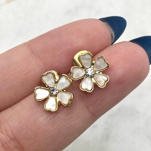AROS ACERO DORADO FLOR BLANCA CON STRASS
