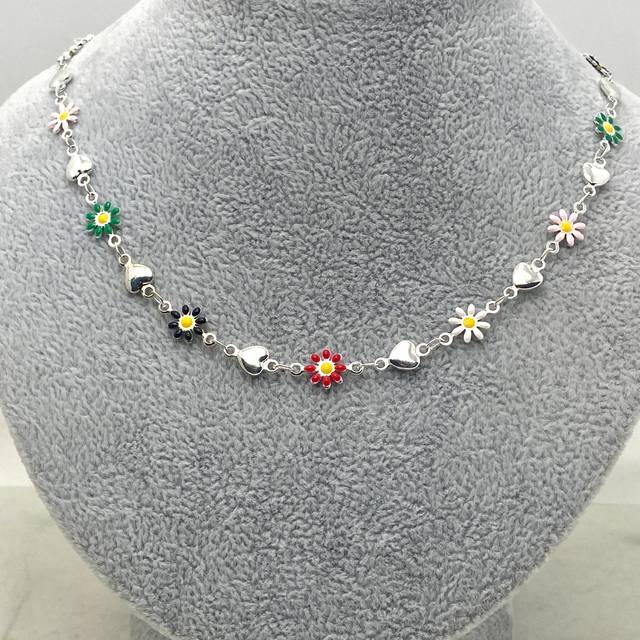 COLLAR ACERO BLANCO - MARGARITAS DE COLORES Y CORAZONES
