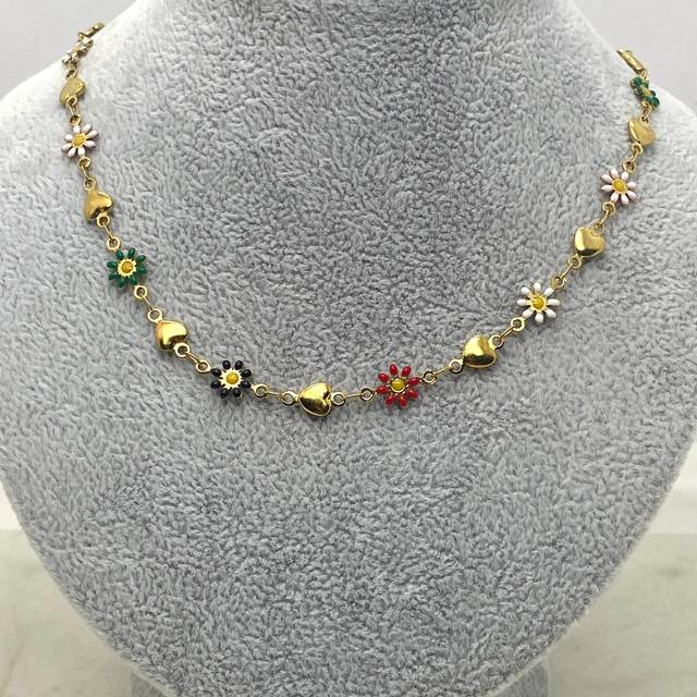 COLLAR ACERO DORADO - MARGARITAS DE COLORES Y CORAZONES