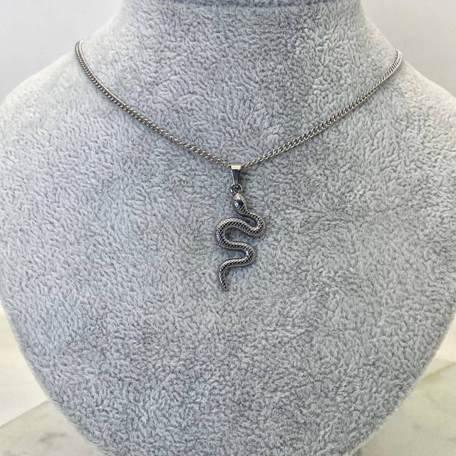COLLAR CON DIJE MACIZO SERPIENTE LABRADA