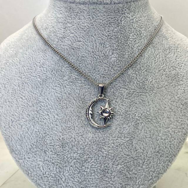 COLLAR LUNA CON MICROCRISTALES Y SOL CON CRISTAL TORNASOL