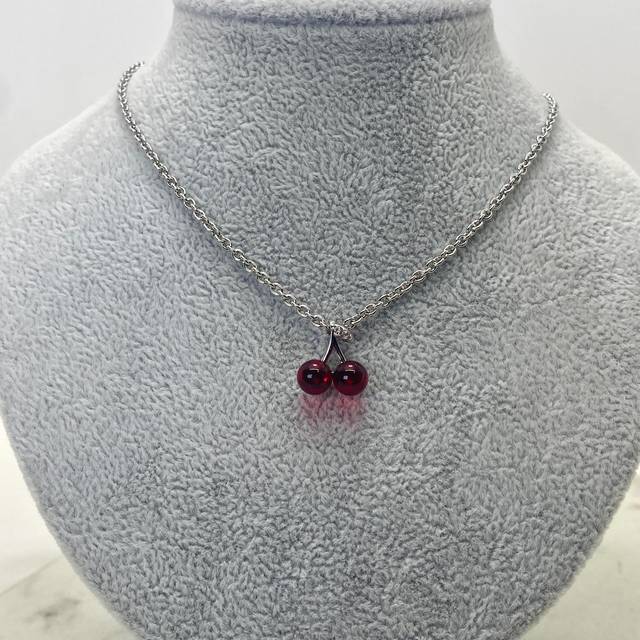 COLLAR CEREZA CON STRASS BLANCOS