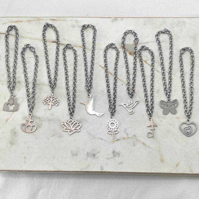 COMBO DE PULSERAS CON DIJES CLASICOS