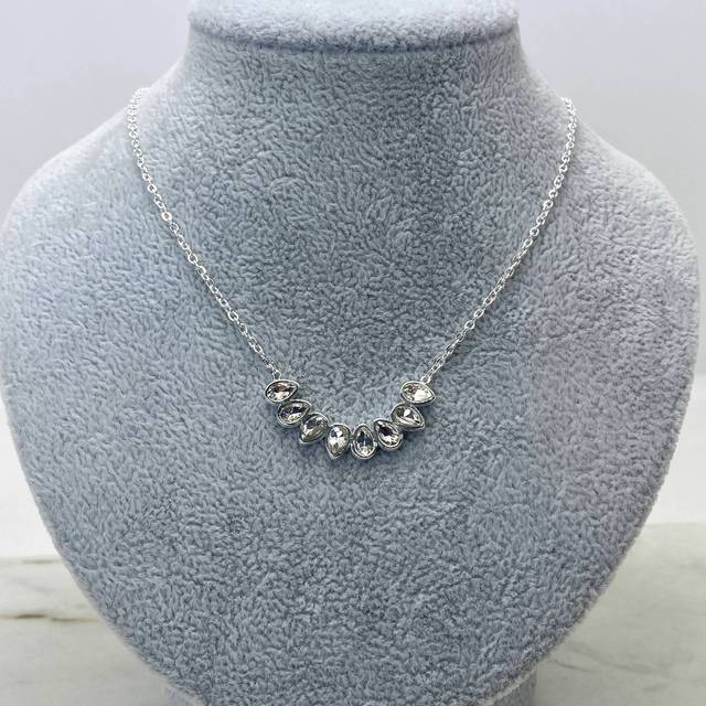 COLLAR ACERO BLANCO CON 8 CUBICS GOTAS TRANSPARENTES