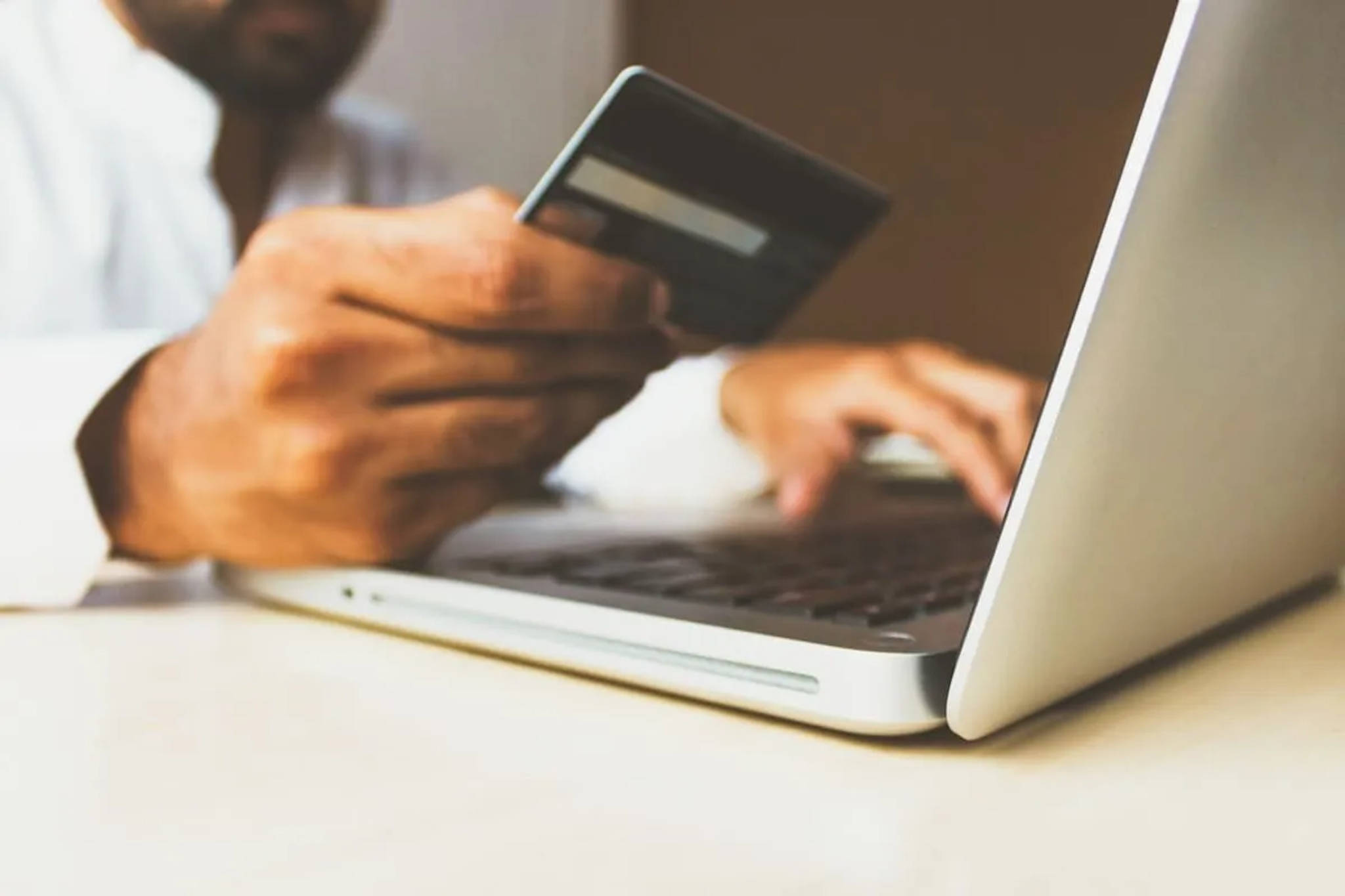 Pagamento online seguro para um projeto de instalação de sistema de drenagem profissional para proteger o investimento na propriedade