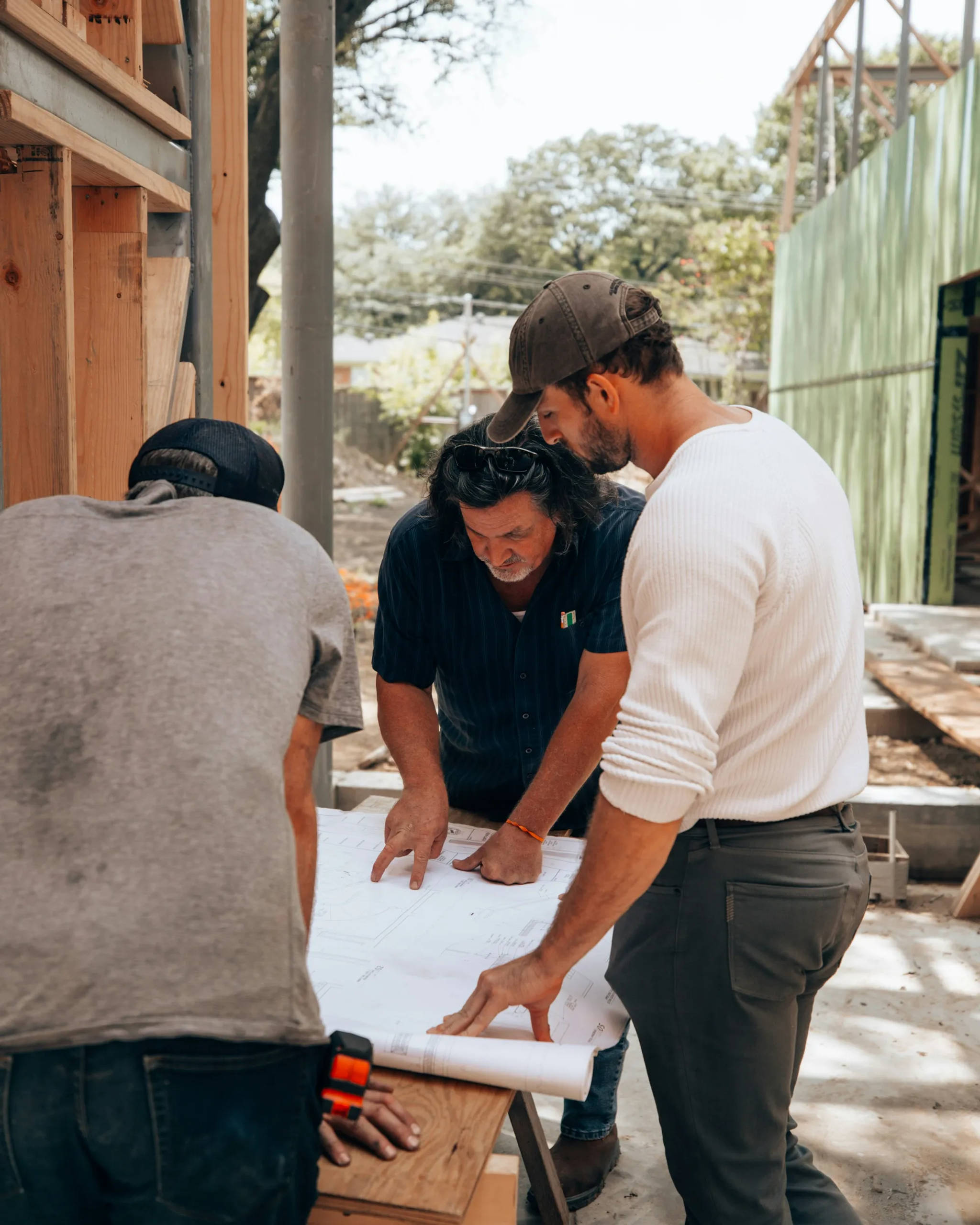 Equipa profissional a trabalhar na preparação do terreno e escavação para um projeto de construção residencial nas colinas de Sintra.