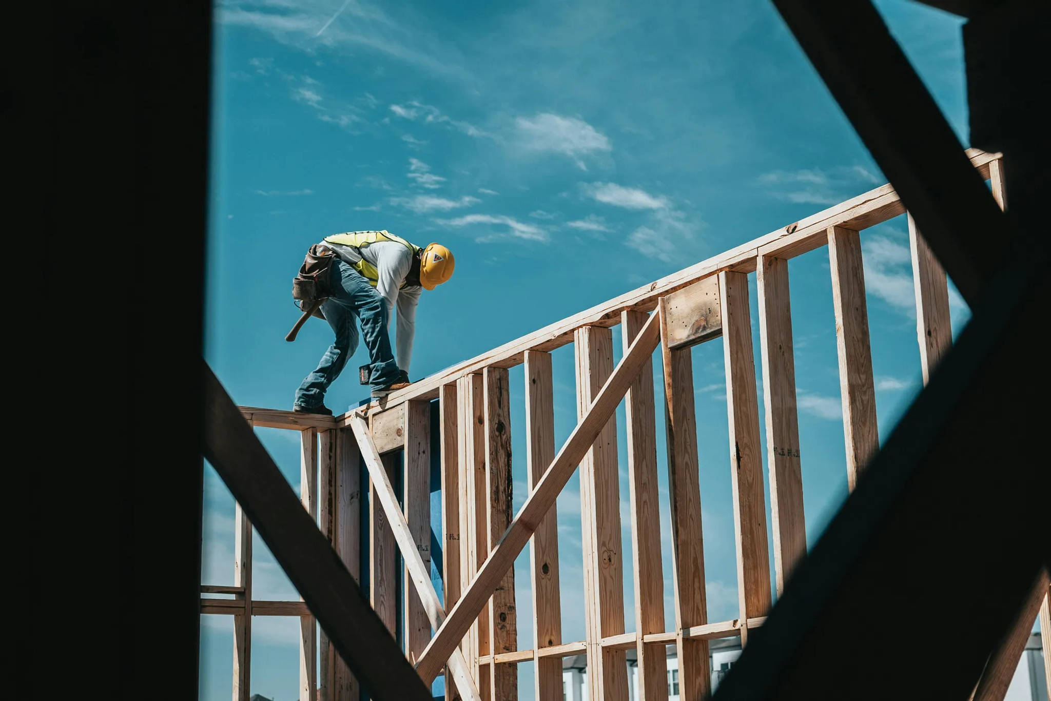Casa moderna em construção com estrutura de betão e equipamento de obra em Portugal