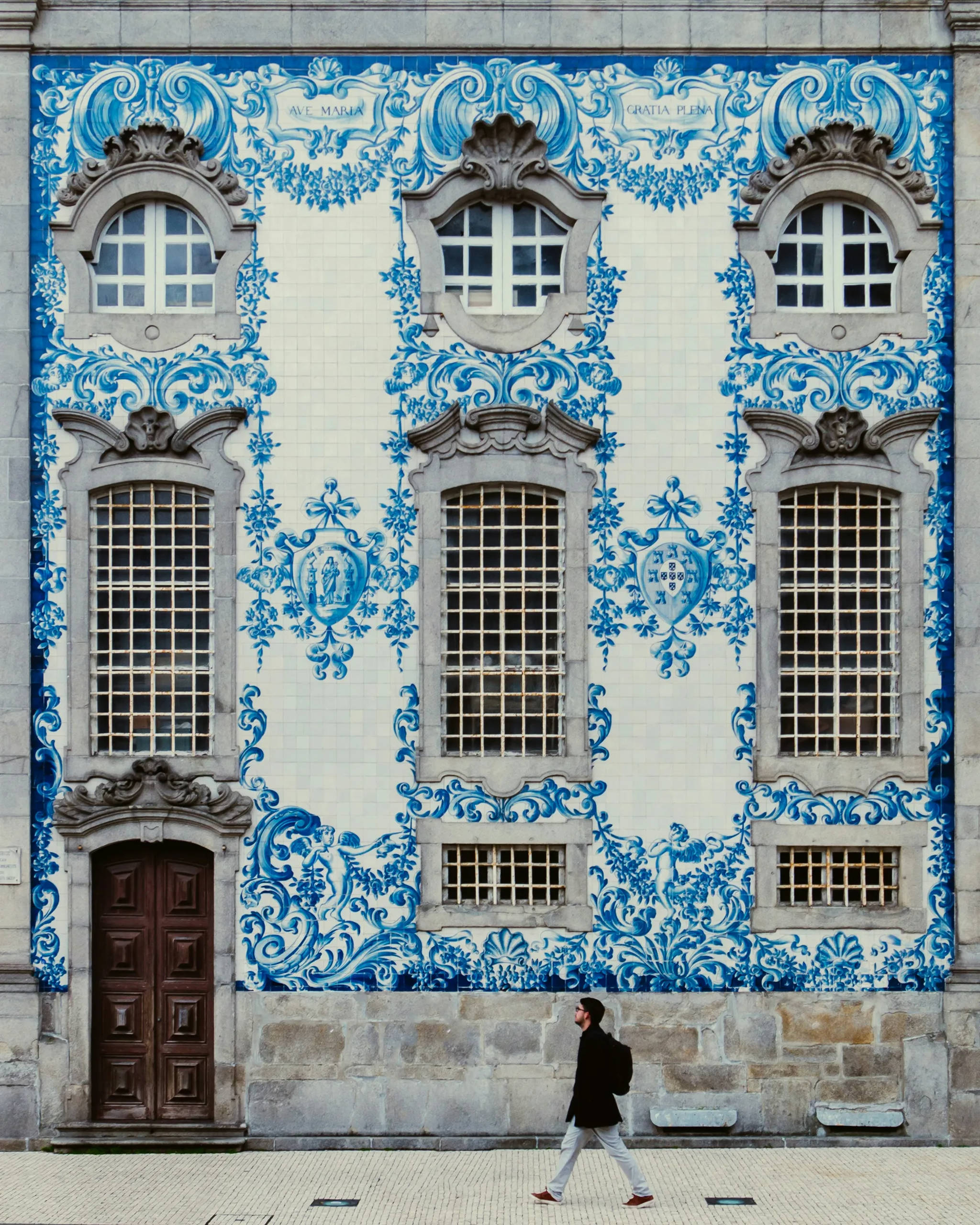 Calçada portuguesa em pedra natural a ser executada manualmente numa propriedade residencial em Cascais, Portugal