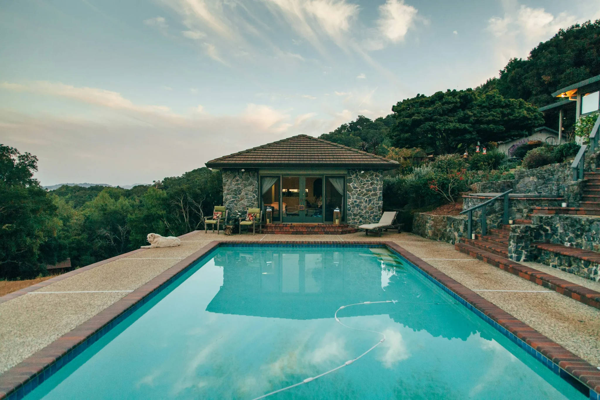Uma escavadora a operar numa propriedade residencial numa encosta em Sintra, a preparar o terreno para a construção de uma nova piscina.