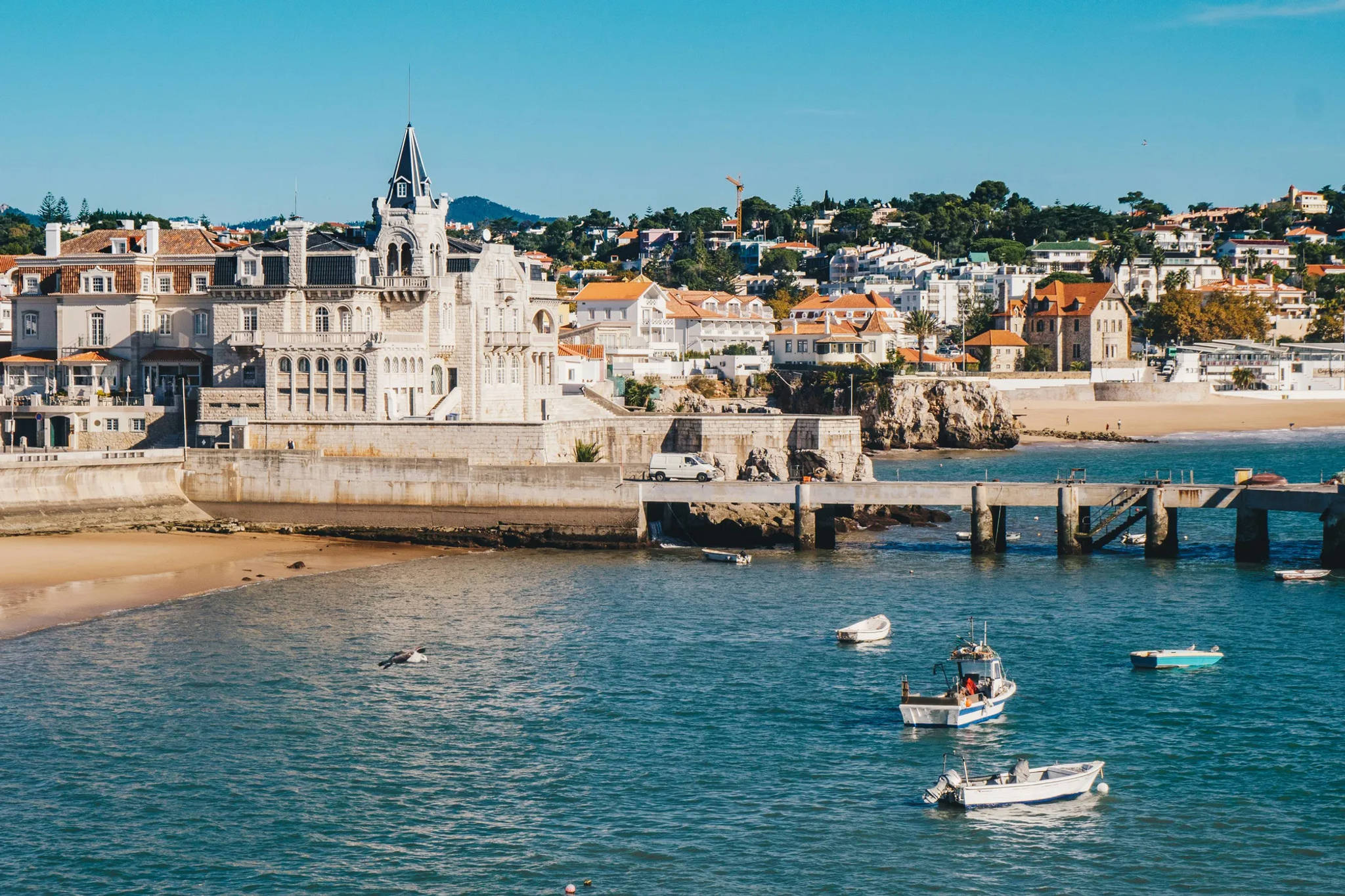 Uma equipa de construção a realizar a preparação do terreno e nivelamento para um projeto residencial na região de Cascais.