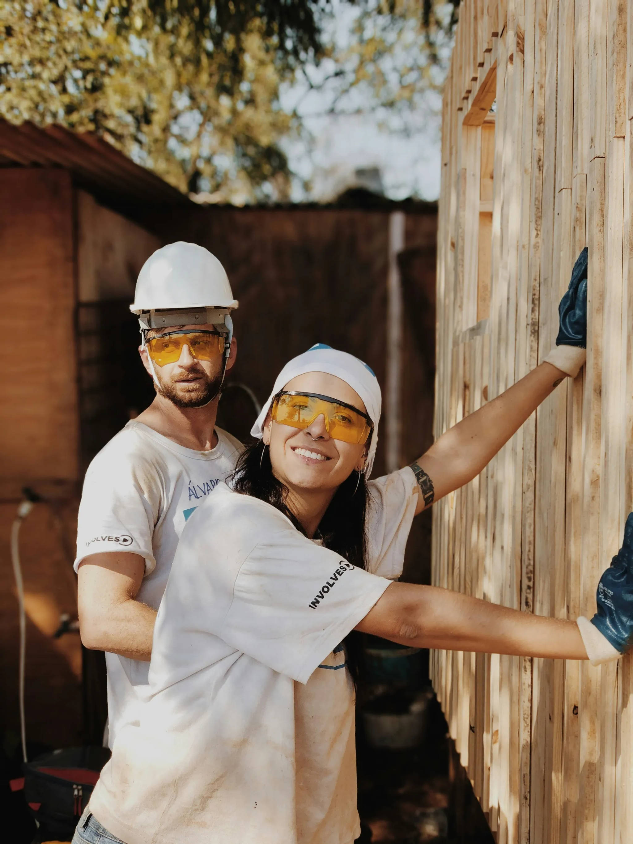 Uma equipa de construção a preparar um terreno com maquinaria pesada para um projeto de renovação perto das colinas de Sintra.