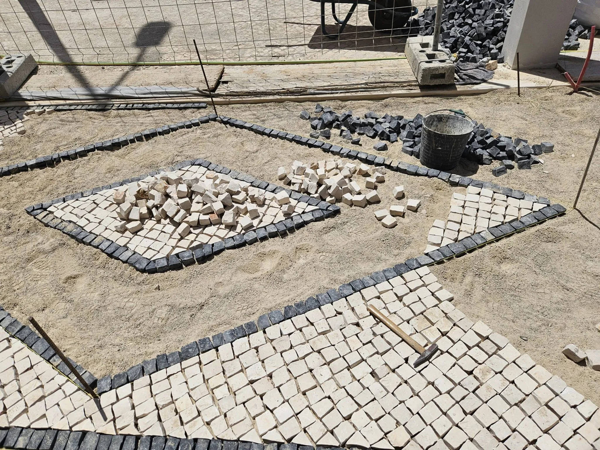 Calçada portuguesa tradicional instalada em São Domingos de Rana