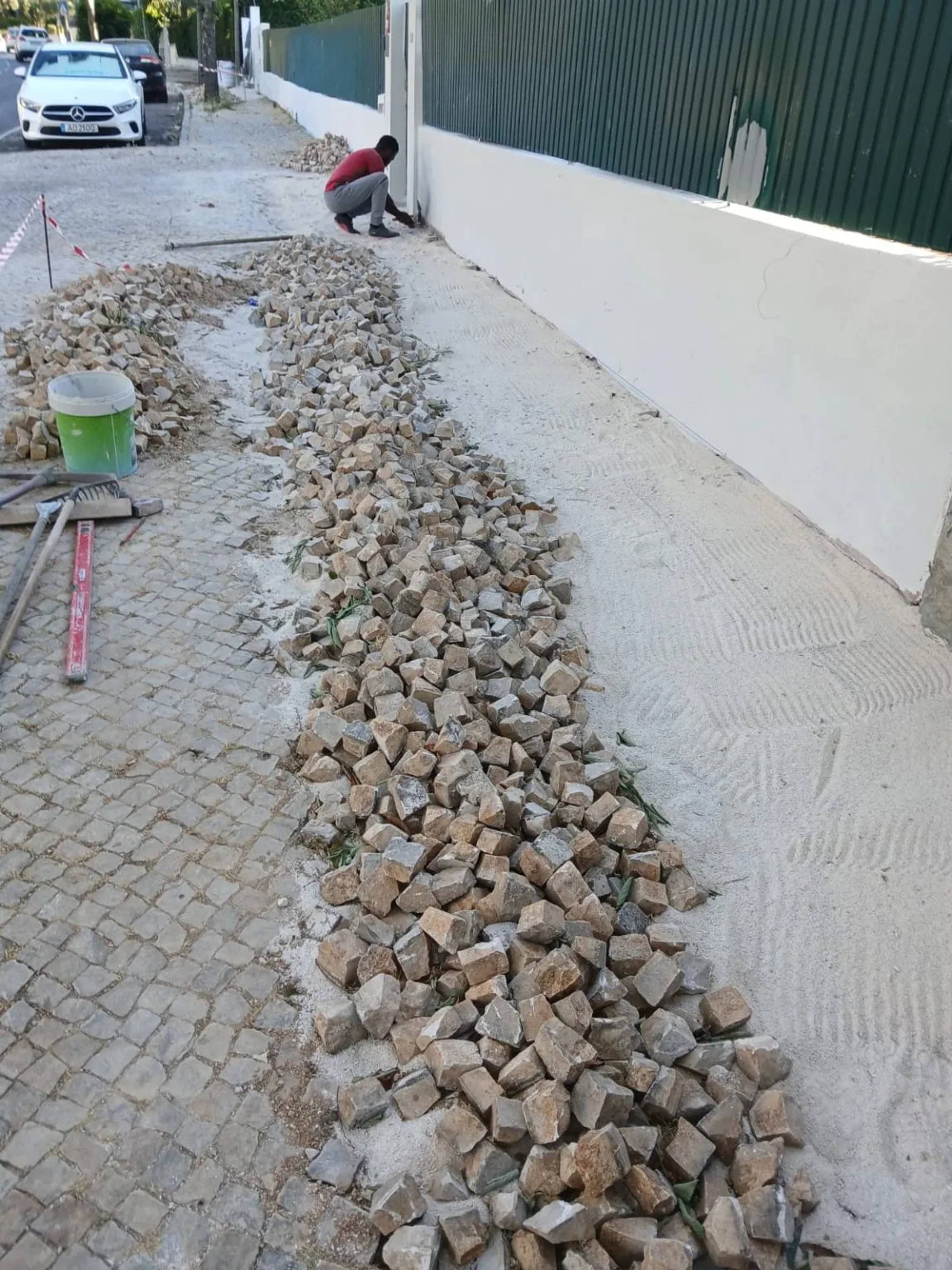 Calçada portuguesa tradicional instalada em Alcabideche, Portugal