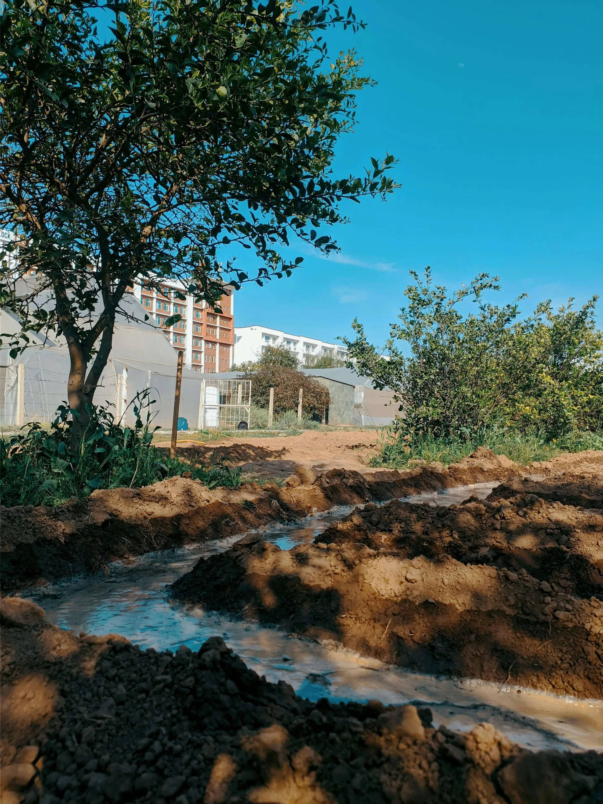 Instalação de tubagens modernas de drenagem de águas pluviais e câmaras de inspeção numa propriedade comercial