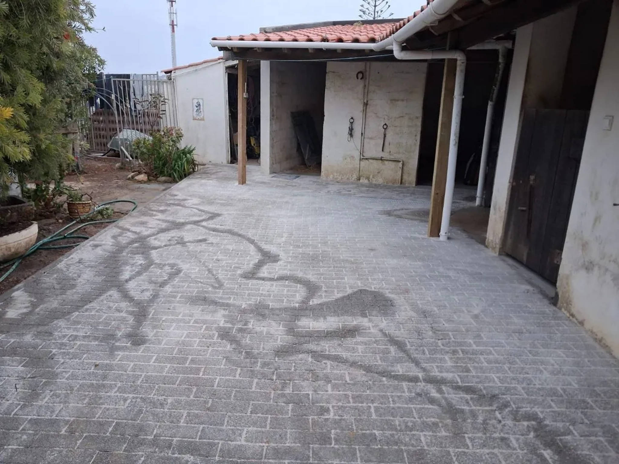Colares Calçada and Paver Courtyard — 2