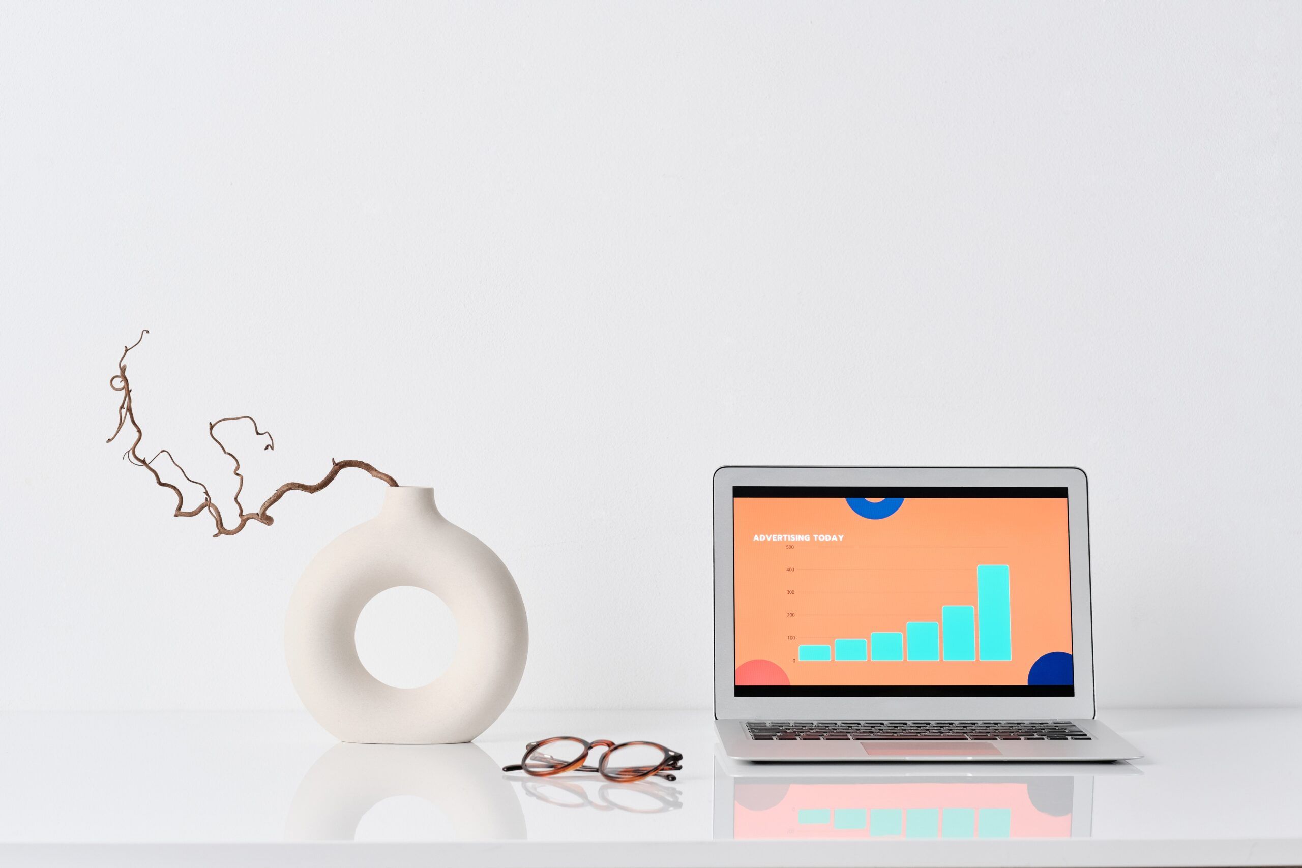 pexels mikael blomkvist 6483626 scaled, CHIẾN LƯỢC MARKETING VINAMILK: 3 PHƯƠNG PHÁP MARKETING HIỆU QUẢ BẠN CÓ THỂ ÁP DỤNG