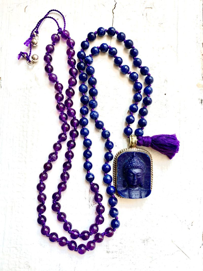 Mala mit 108 Perlen "'Deep Transformation" mit Amethyst, Sodalith und Buddhaanhänger aus Nepal, Glöckchen aus Hill Tribe Silber, beruhigt den Geist, sehr gut zum Meditieren