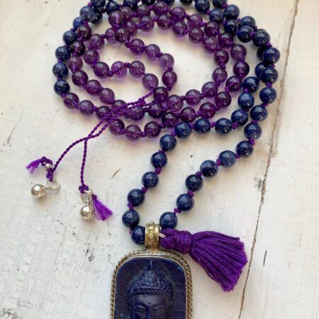 Mala mit 108 Perlen "'Deep Transformation" mit Amethyst, Sodalith und Buddhaanhänger aus Nepal, Glöckchen aus Hill Tribe Silber, beruhigt den Geist, sehr gut zum Meditieren