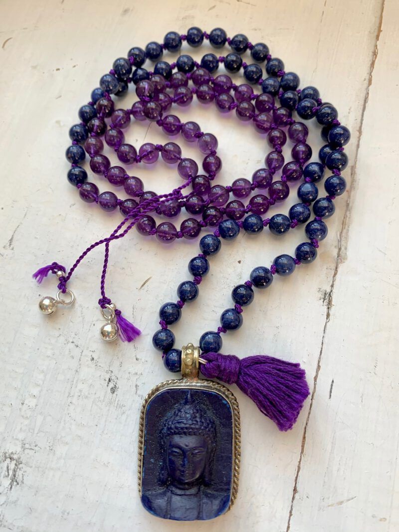 Mala mit 108 Perlen "'Deep Transformation" mit Amethyst, Sodalith und Buddhaanhänger aus Nepal, Glöckchen aus Hill Tribe Silber, beruhigt den Geist, sehr gut zum Meditieren