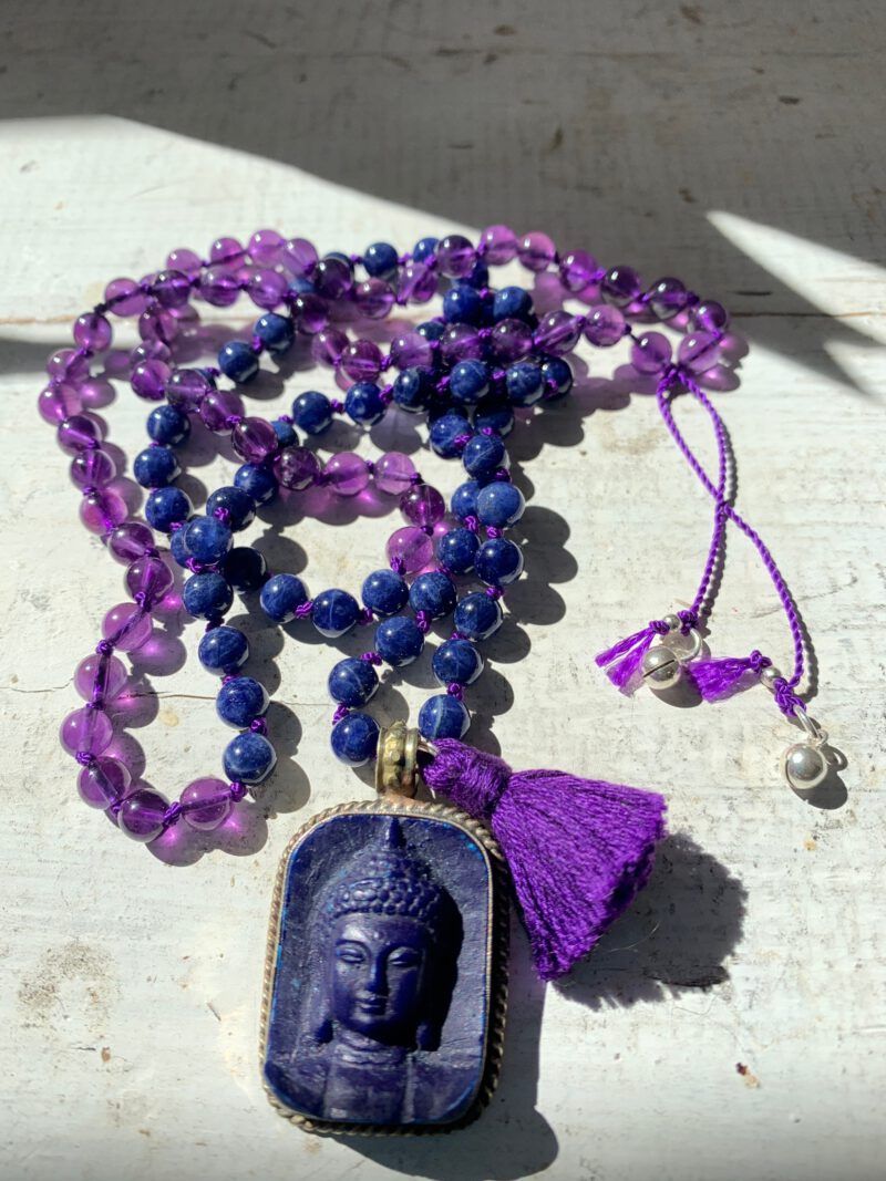 Mala mit 108 Perlen "'Deep Transformation" mit Amethyst, Sodalith und Buddhaanhänger aus Nepal, Glöckchen aus Hill Tribe Silber, beruhigt den Geist, sehr gut zum Meditieren