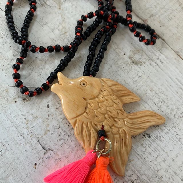 "Fisch"-Mala mit Fischanhänger, bunten Quasten und Glassbeads, für die Lebensfreude und den Fluß, spiritueller Schmuck von dive to the moon, wear it and love it!