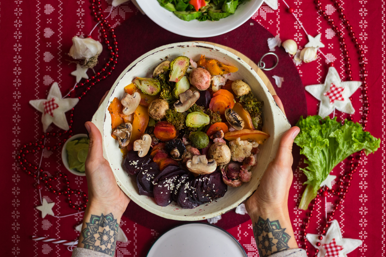 https://ik.imagekit.io/munchery/blog/tr:w-768/a-luxurious-but-simple-vegetarian-christmas-dinner.jpeg