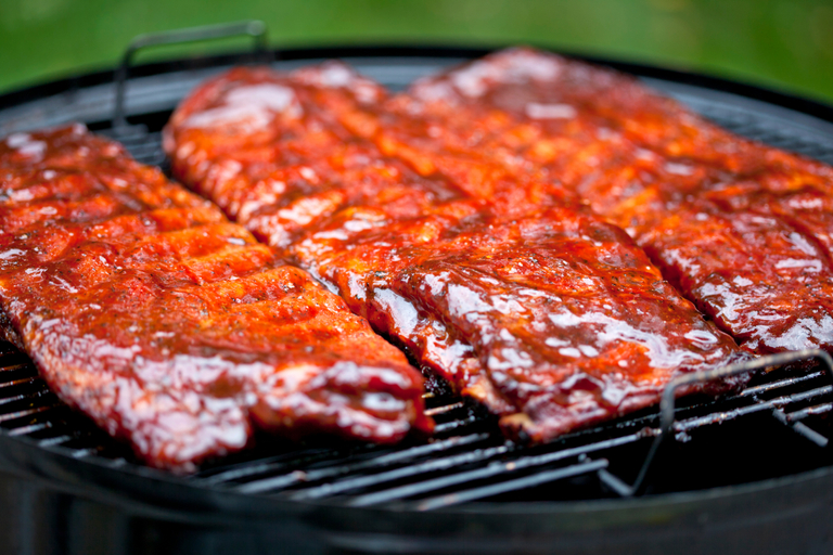 https://ik.imagekit.io/munchery/blog/tr:w-768/bbq-deep-dive-mastering-st-louis-style-ribs-in-the-big-green-egg-for-the-perfect-smoke.jpeg