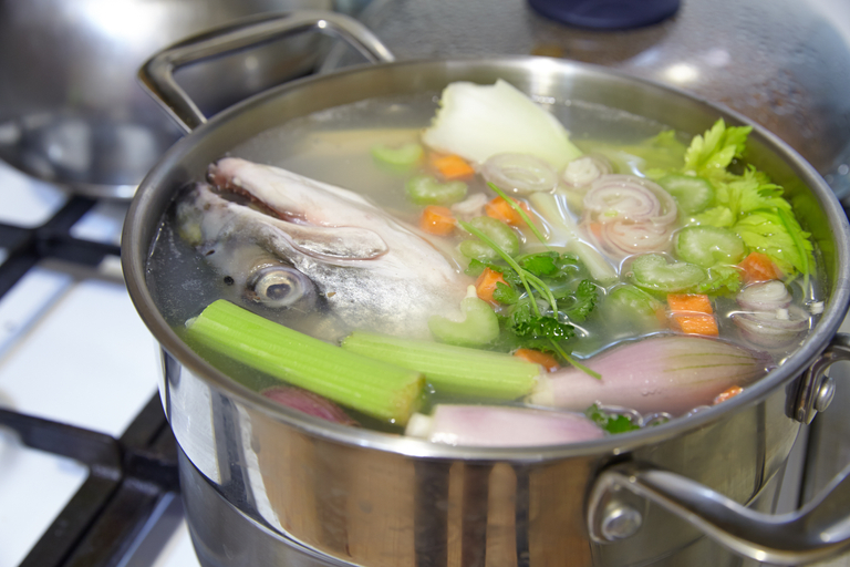 https://ik.imagekit.io/munchery/blog/tr:w-768/how-to-make-your-own-seafood-stock-at-home.jpeg