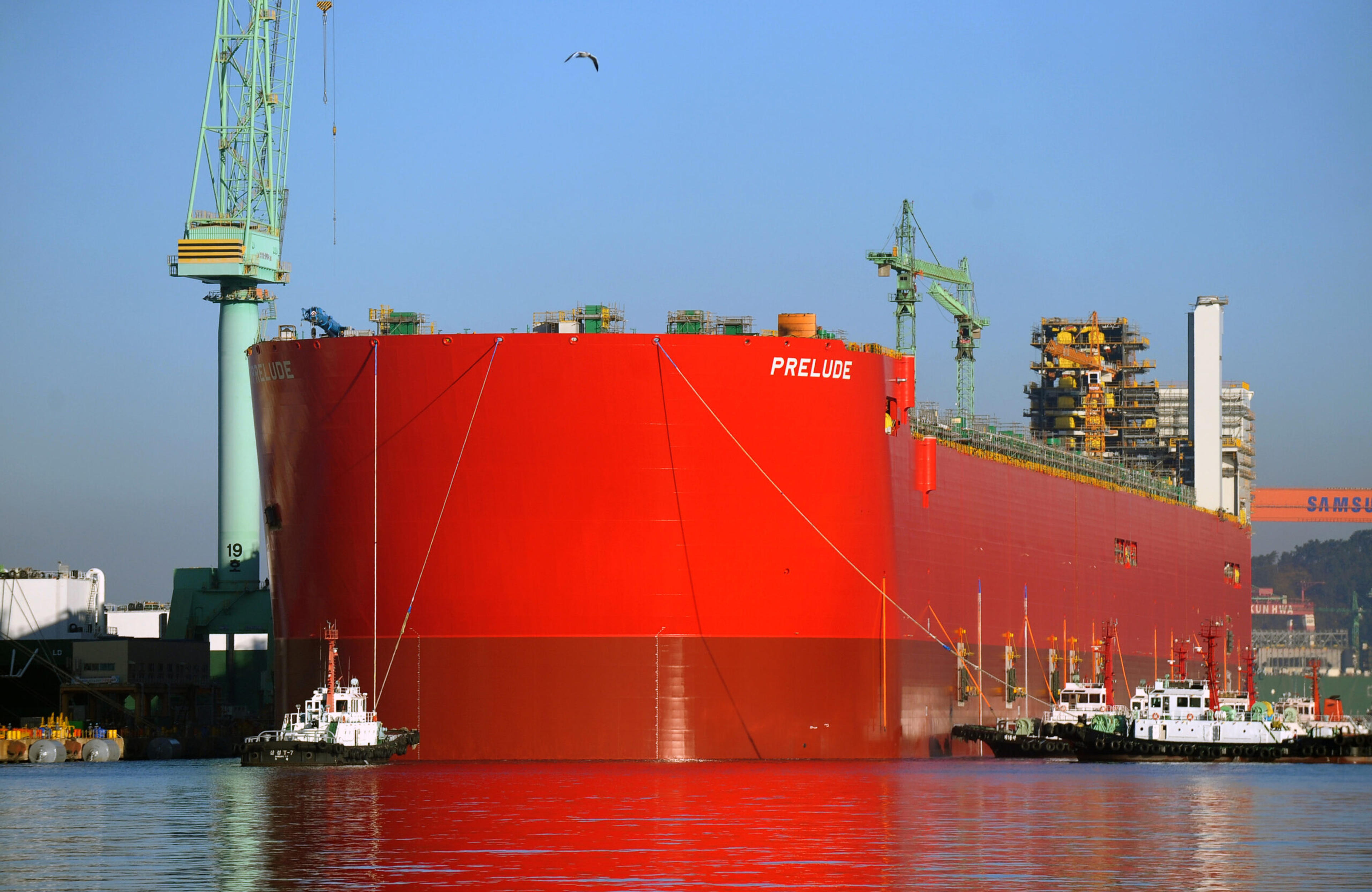 Descubra a maior plataforma flutuante de gás natural liquefeito do mundo, capaz de produzir uma quantidade de GNL que satisfaz as necessidades anuais de uma cidade do porte de Hong Kong.