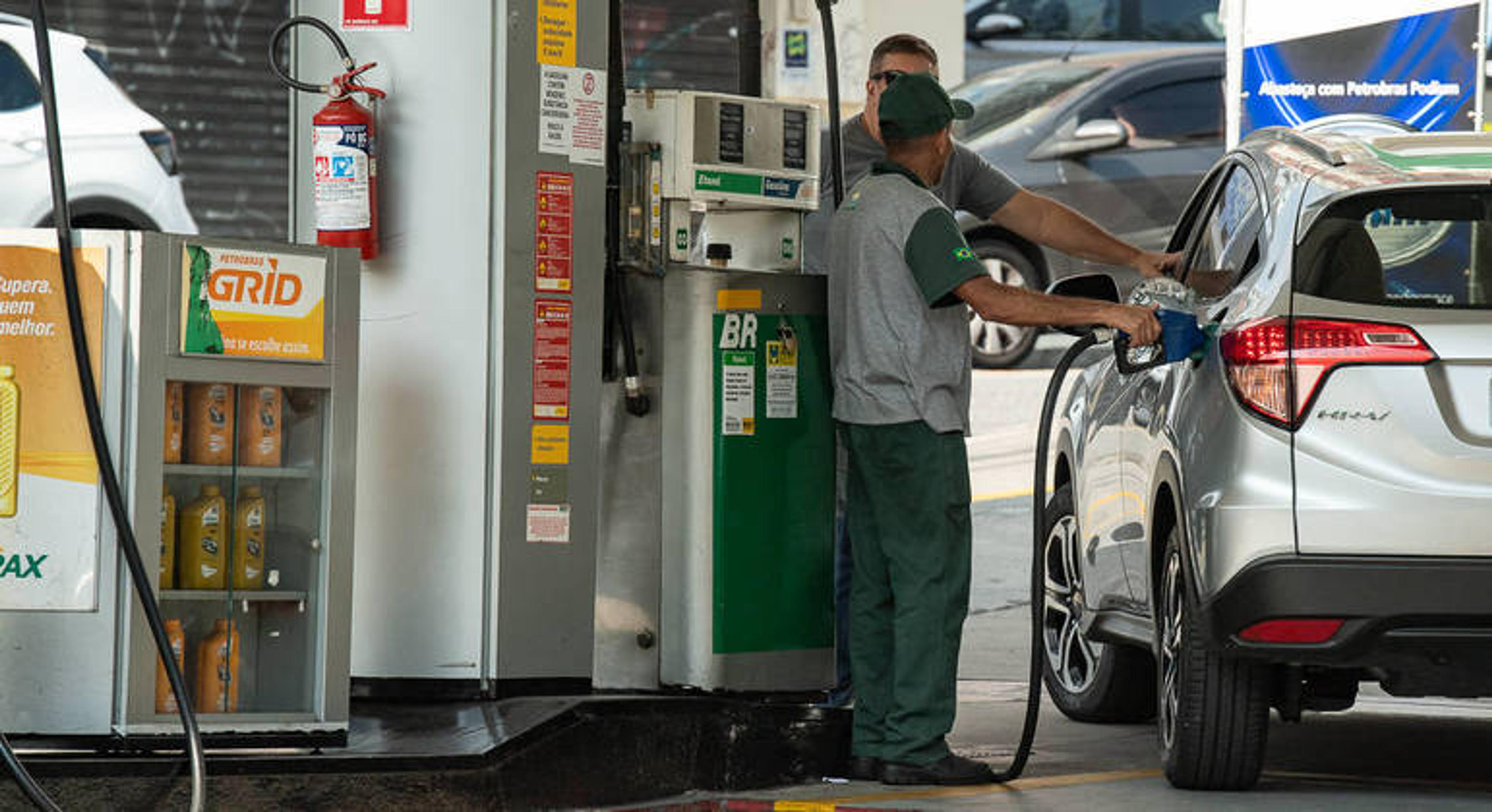 Preço da gasolina praticado pela Petrobras está 17% mais baixo do que o preço internacional