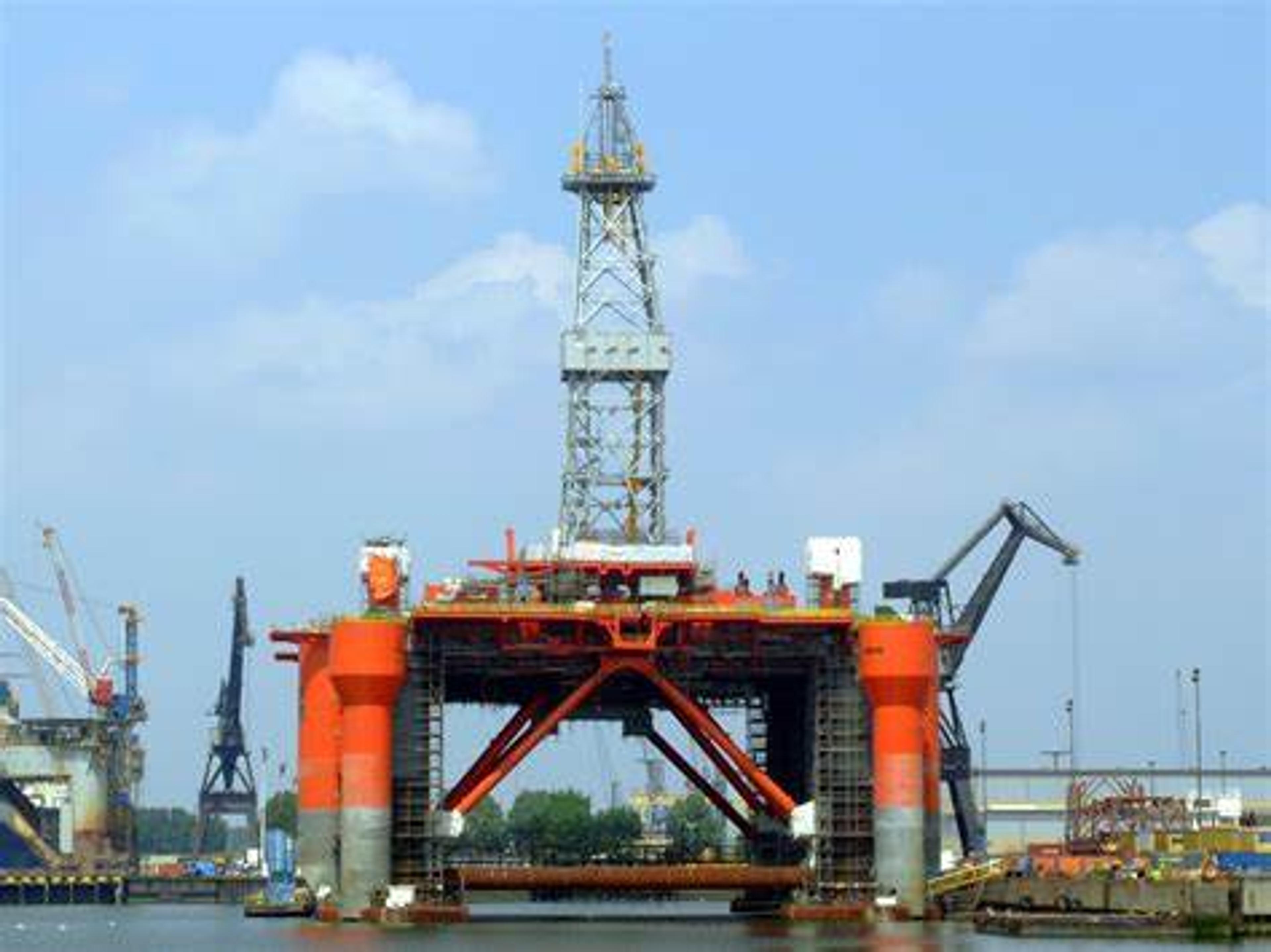 A fim de se preparar para contrato na Nigéria Plataforma dolphin vai para Las Palmas